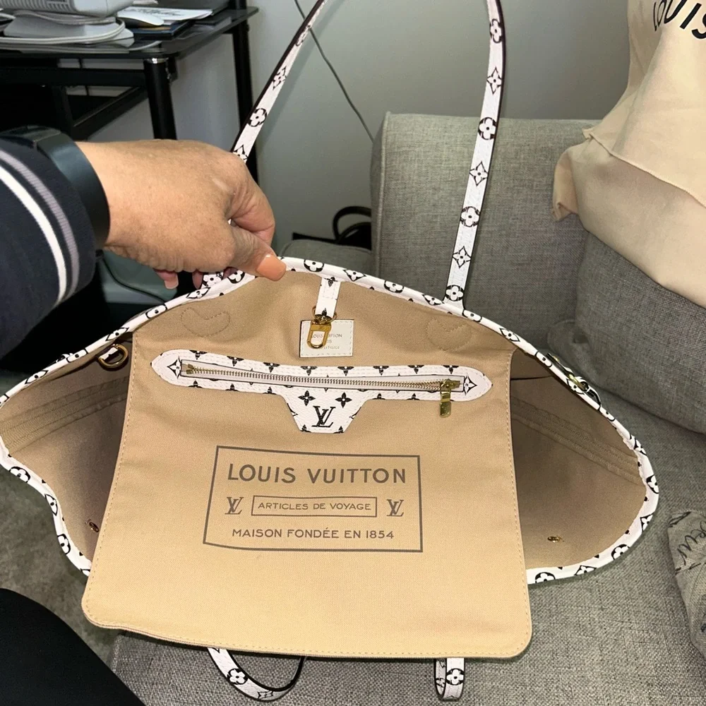 Louis Vuitton Guaranteed Authentic Monogram Giant Neverful MM Khaki and Beige - Picture 10 of 16